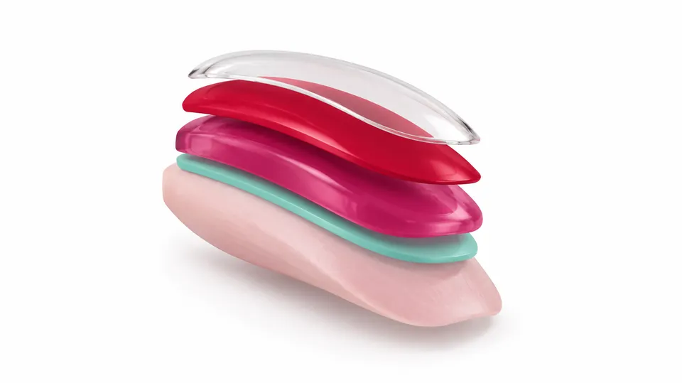 Illustration af lagene i en gelbehandling: naturlig negl, base, gel, farve og topcoat lagt oven på hinanden